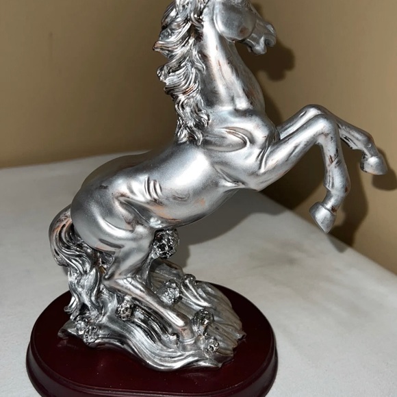 Beautiful Running Hours Statue Home Devore - Picture 5 of 11